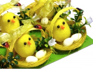 Великодній декор "Курча у кошику", висота 5см